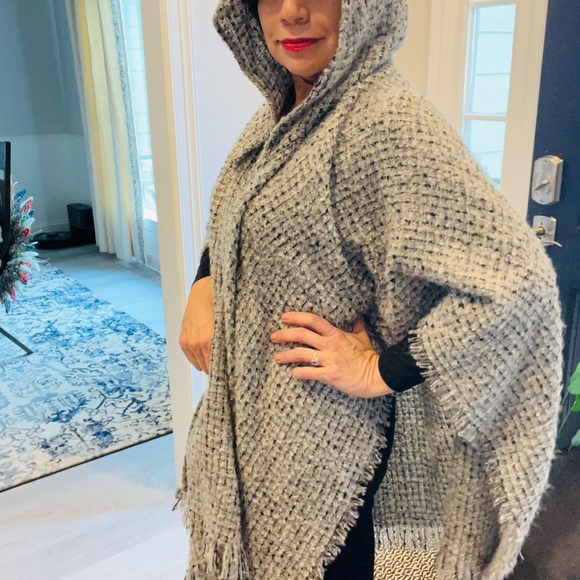 Hooded Shawl NWT - Picture 3 of 6